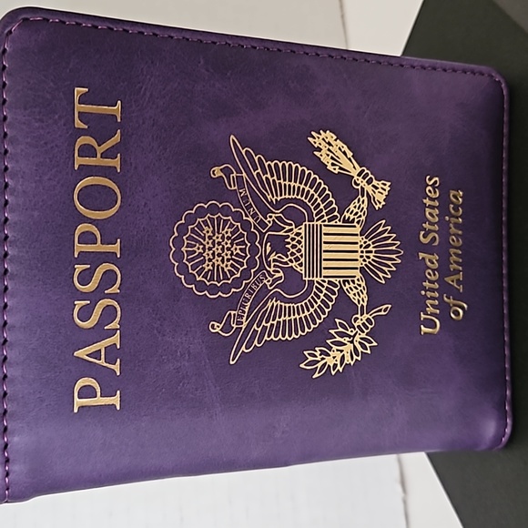 (NWT) PASSPORT HOLDER - Picture 2 of 7